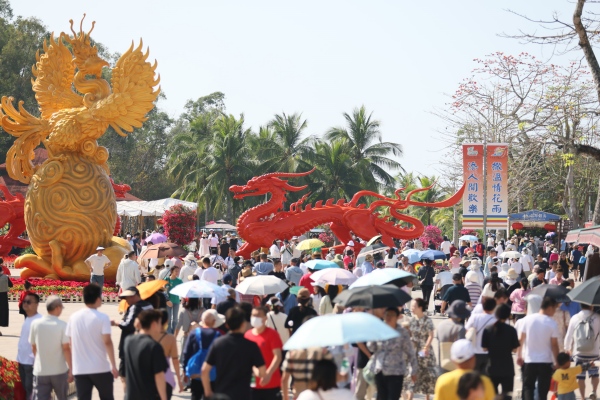 春节黄金周后的三亚南山文化旅游区热度不减。陈文武摄